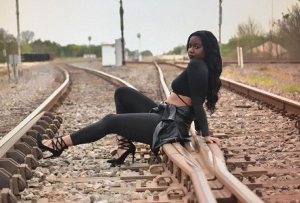 Realizaba una sesión de fotos en las vías y murió atropellada por un tren | Internacionales