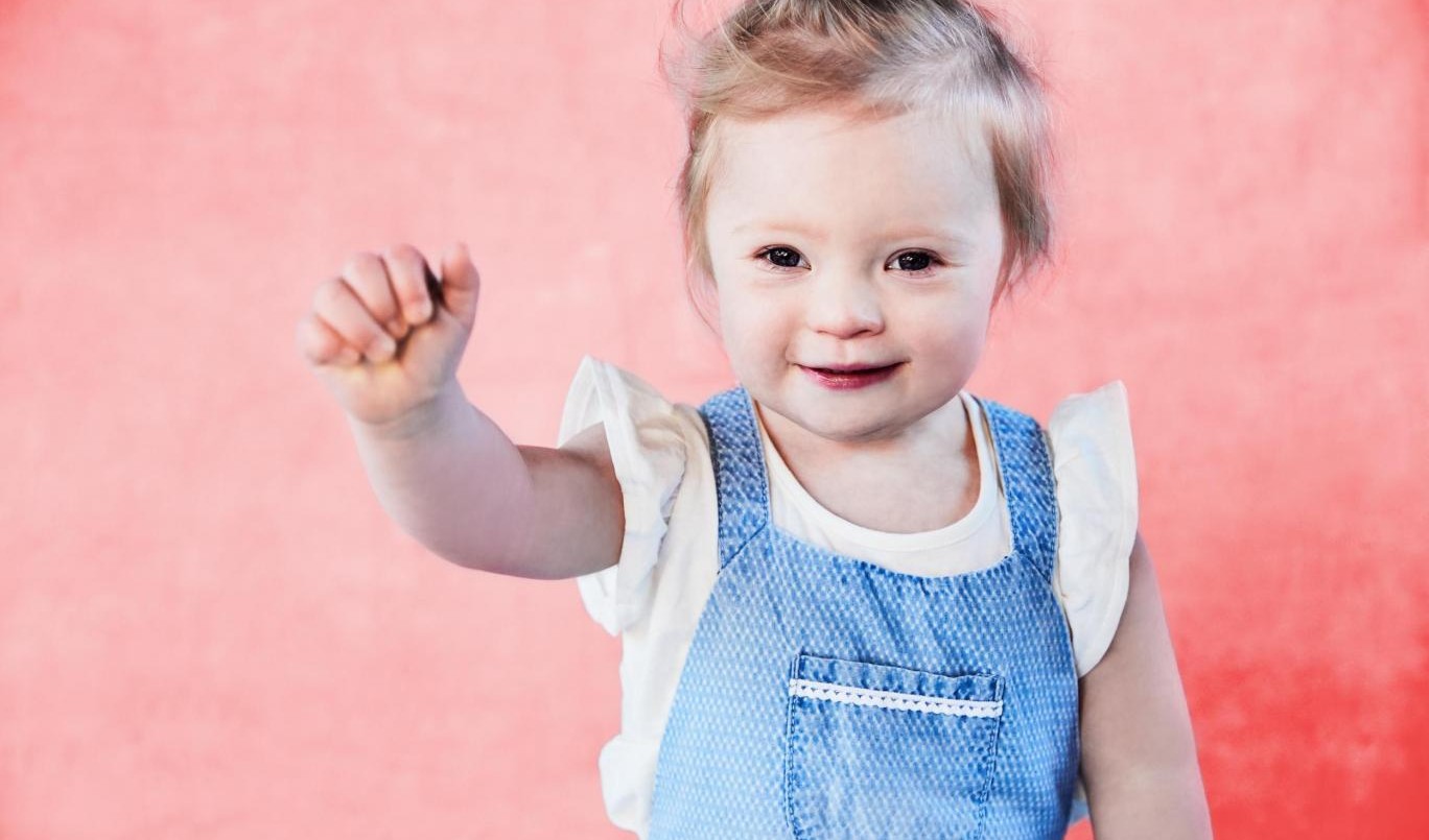 La modelo con síndrome de down de dos años que revolucionó el mundo de la moda | Curiosidades