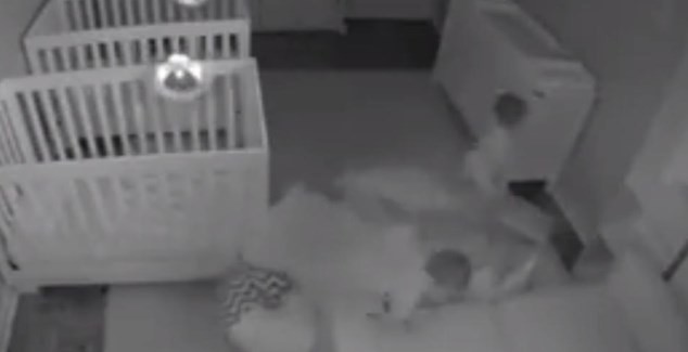 Una cámara oculta captó las travesuras de gemelos en medio de la noche | Redes