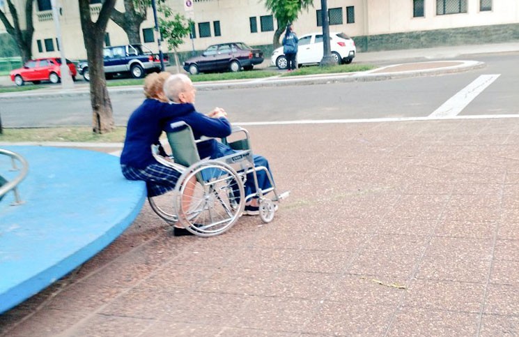 #AmorSinEdad : la foto viral de una pareja de abuelos abrazados en una plaza | Redes