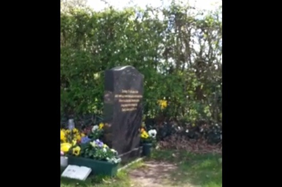 #EsViral Mujer visita la tumba de su hijito, le pide "un milagro" y lo graba en video | Redes