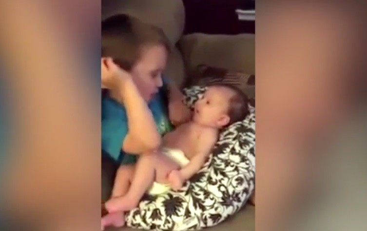 El tierno canto de un niño a su hermana recién nacida | Curiosidades