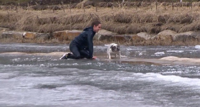 Un joven se tira en un lago helado para rescatar a su perrito de la muerte | Redes
