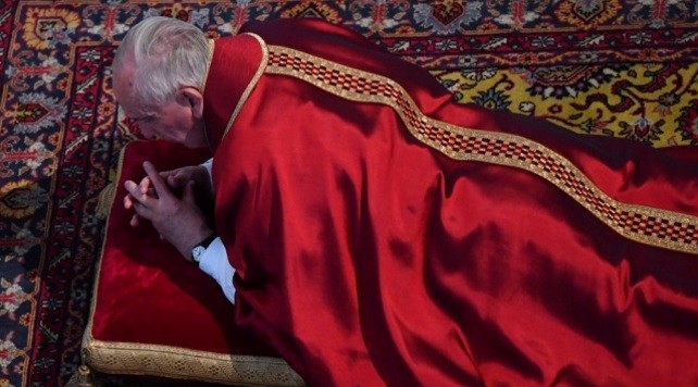 El papa Francisco encabezó su quinto Vía Crucis con eje en "el dolor del mundo" | Internacionales