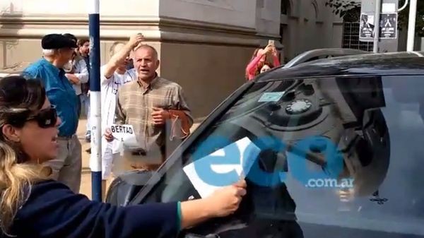 Insultaron a Mauricio Macri en Tandil cuando salía de una iglesia junto a su hija Antonia | Política