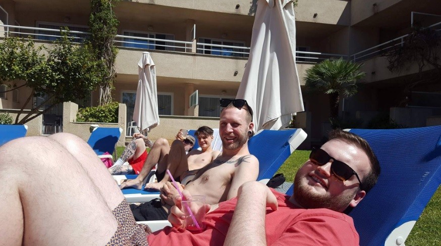 Canceló su viaje grupal y sus amigos invitaron a un extraño con el mismo nombre | Redes