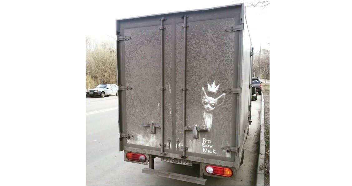 Este ilustrador ruso ve un lienzo en la suciedad de los autos y hace verdaderas obras de arte | Curiosidades