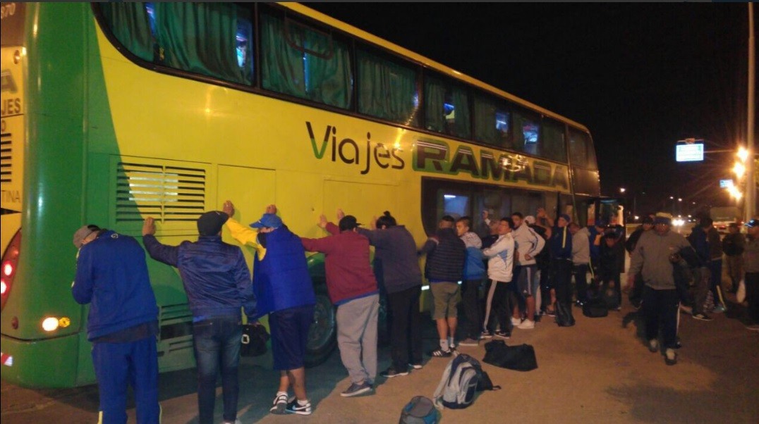 Demoraron  81 hinchas de Boca tras encontrar armas en el micro en el que viajaban | Deportes