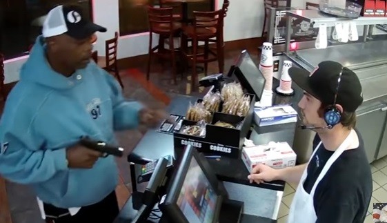 La increíble reacción de un joven ante un ladrón que lo amenazaba con un arma | Curiosidades