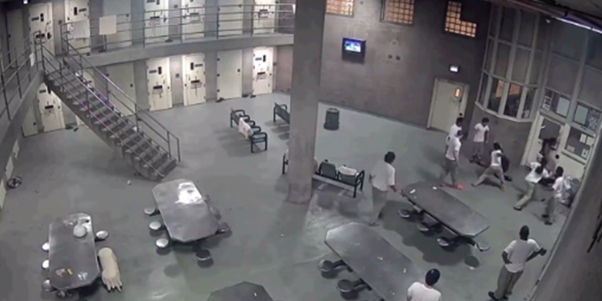 Brutal golpiza de un grupo de presos a dos policías en EE.UU. | Internacionales