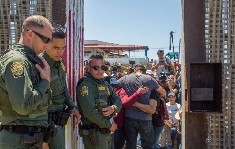 El día en que se abrió el muro entre EE.UU. y México y seis familias pudieron abrazarse | Internacionales