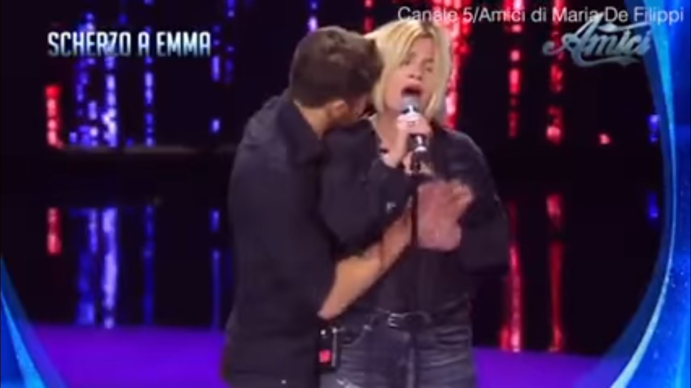 Video: manosearon a una cantante durante un show en un programa de tv | Internacionales