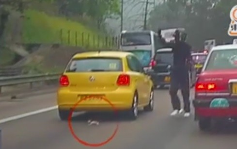 El hombre que paró el tránsito en una autopista de China para salvar a un gato bebé | Curiosidades