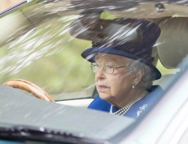 A los 91 años y sin licencia, la reina Isabel II maneja tranquila su Jaguar después de misa | Curiosidades