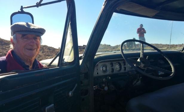 La historia del hombre que enterró su camión tras 50 años de trabajo | Curiosidades