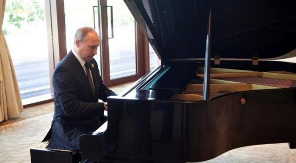 Vladimir Putin tocó el piano en China mientras esperaba a Xi Jinping | Internacionales