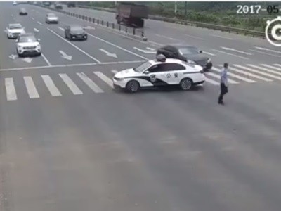 #EsViral insólita maniobra de un policía genera repercusiones a favor y en contra | Redes