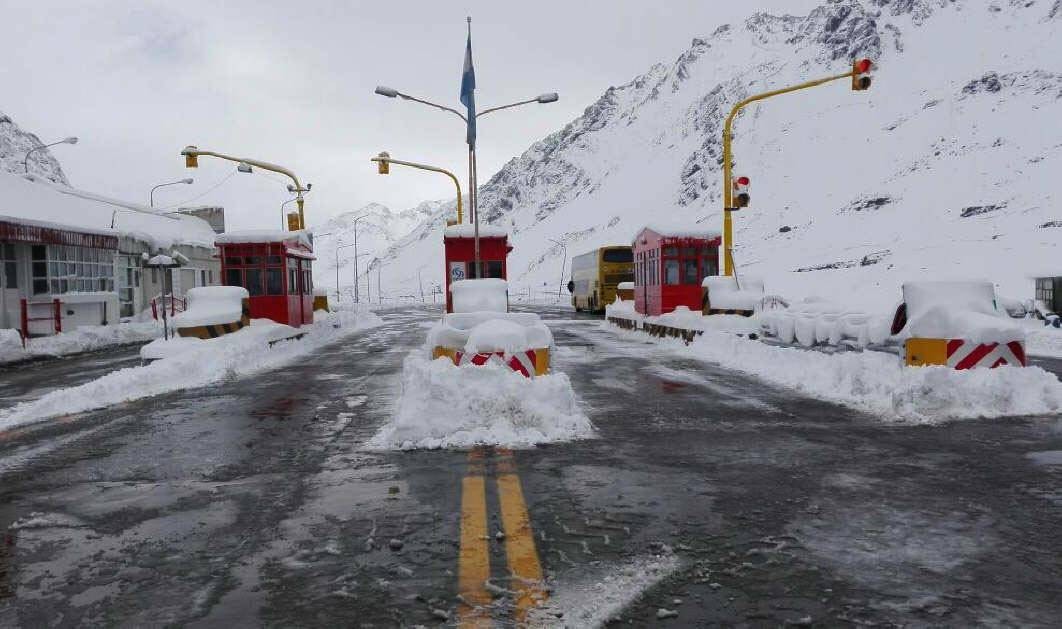 Rescataron a un mochilero que casi se asfixia por los gases de los autos del túnel Cristo Redentor | Internacionales