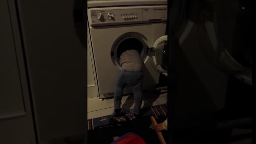Metió a su hijo de 3 años en una lavadora para sacarle una foto y terminó mal | Internacionales