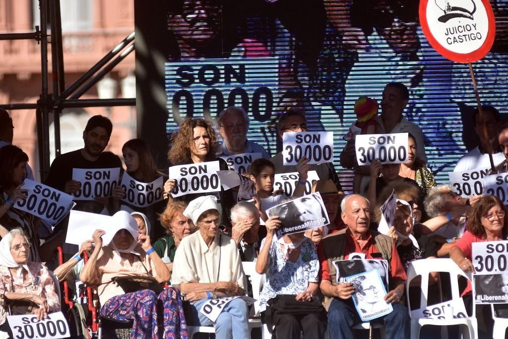 Oficializan la ley que obliga a usar la definición "dictadura cívico-militar" y la cifra de 30 mil desaparecidos | Política