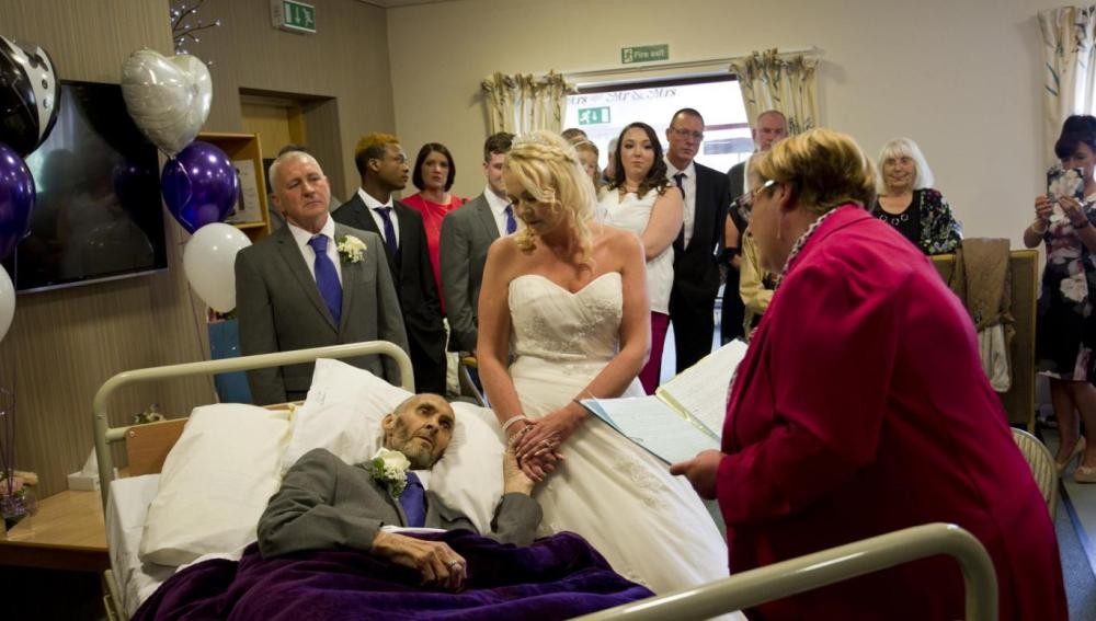 Emotiva boda de un hombre con cáncer terminal en el hospital | Internacionales