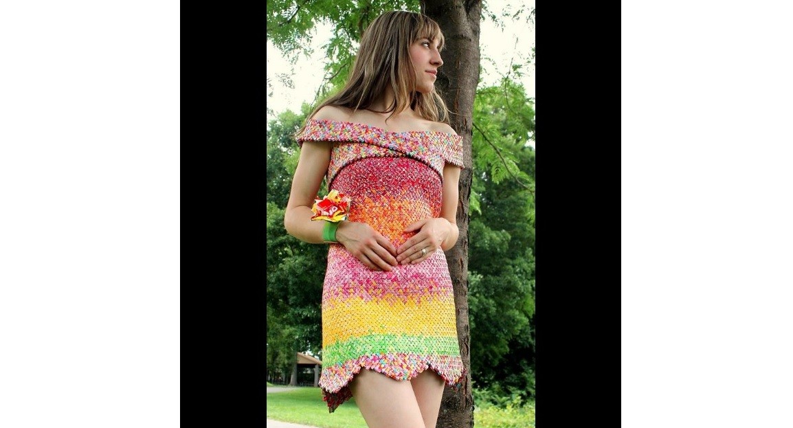 No sabe coser pero se hizo un vestido con 10 mil papeles de caramelos | Curiosidades