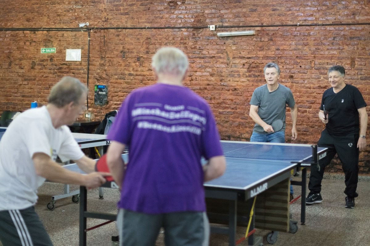 Macri jugó al ping pong con jubilados en un bar de Villa Crespo | Política