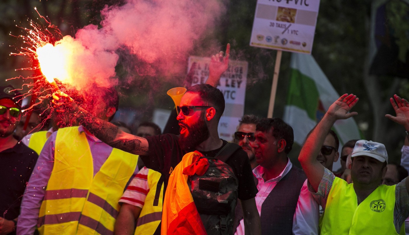 Protesta de taxistas en toda España en contra de la competencia desleal de Uber y Cabify | Internacionales