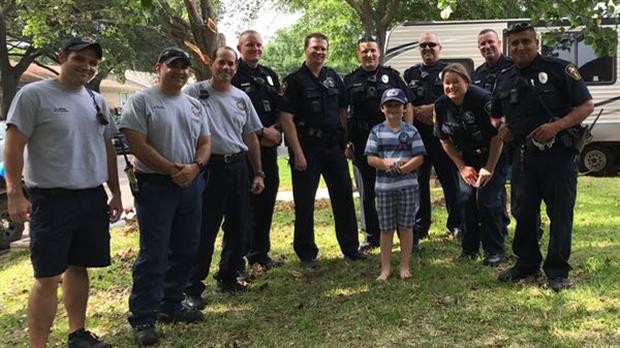 Organizó el cumpleaños de su hijo de 8 años, no fue nadie y terminaron festejando con la policía | Curiosidades