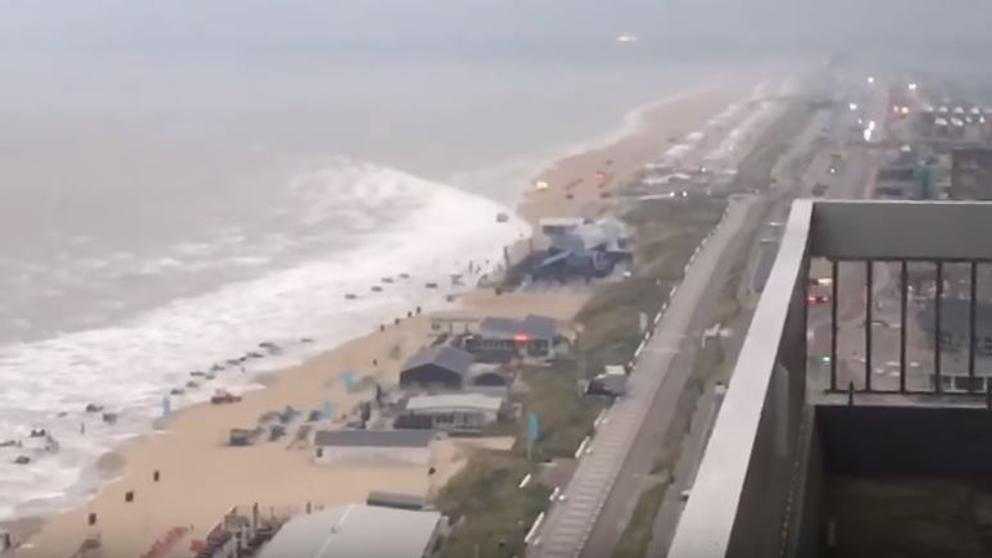 Un mini tsunami se tragó media playa en Holanda | Curiosidades