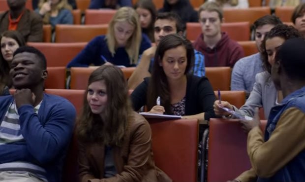 Escándalo: una universidad pidió a sus alumnas "un lindo escote" para la graduación | Curiosidades