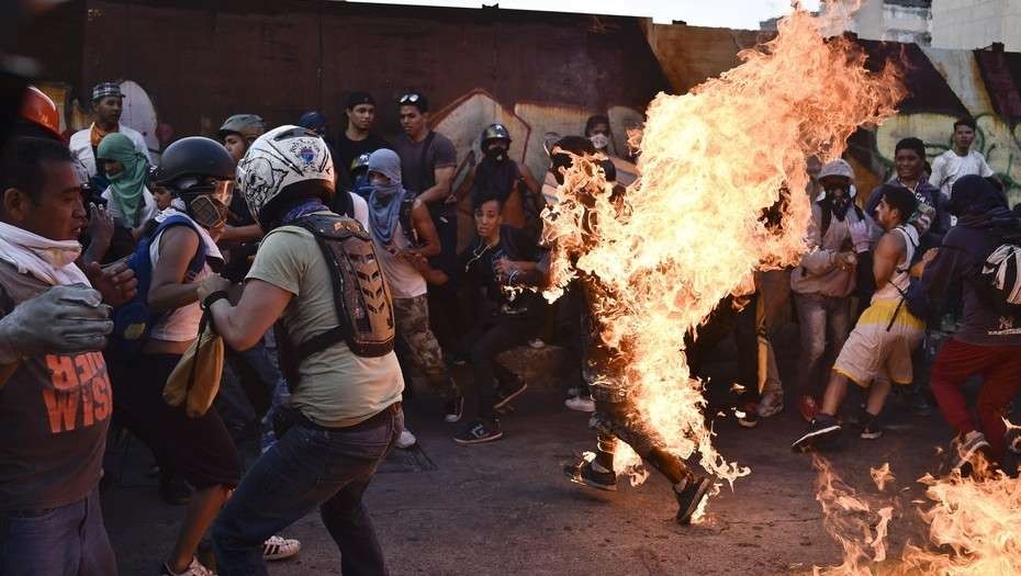 Murió el joven que fue prendido fuego en una marcha opositora en Venezuela | Internacionales