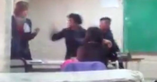 Video: una alumna golpeó a una docente en plena clase | Actualidad