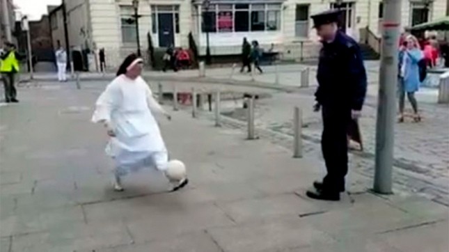 El video de una monja y un policía haciendo “jueguito” es viral en las redes sociales | Redes