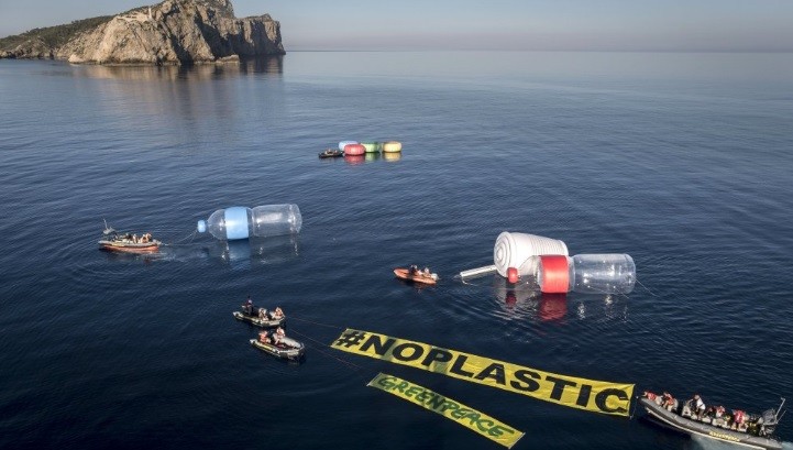 "Menos plásticos, más Mediterráneo", la impactante campaña de Greenpeace en medio del mar | Internacionales