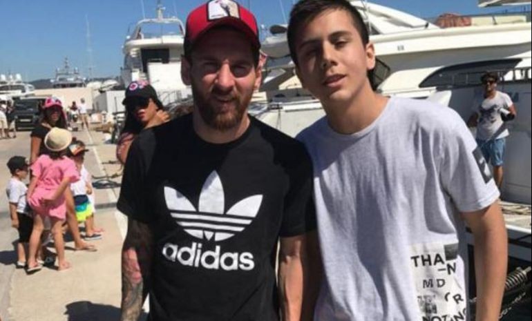 La foto de Messi con un fanático que se volvió viral ¡por su rodilla! | Deportes