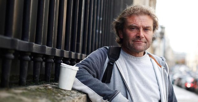 Un indigente pidió limosna durante 20 años, escribió un libro y se volvió famoso | Internacionales