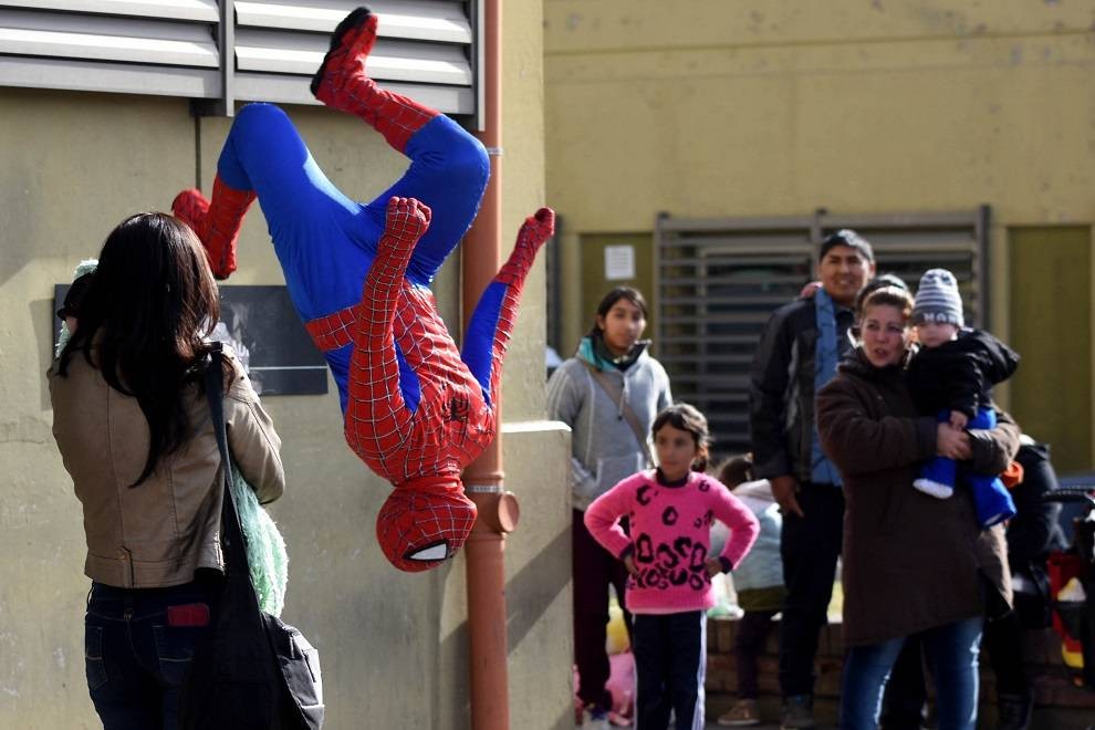 El Hombre Araña llevó al hospital a su hijo y sorprendió a los pequeños internados | Curiosidades