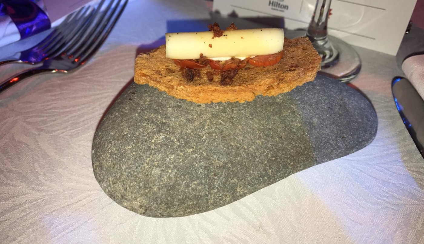 Polémica por la comida de los Martín Fierro: sirvieron el primer plato sobre una piedra y estallaron los memes en las redes | Redes
