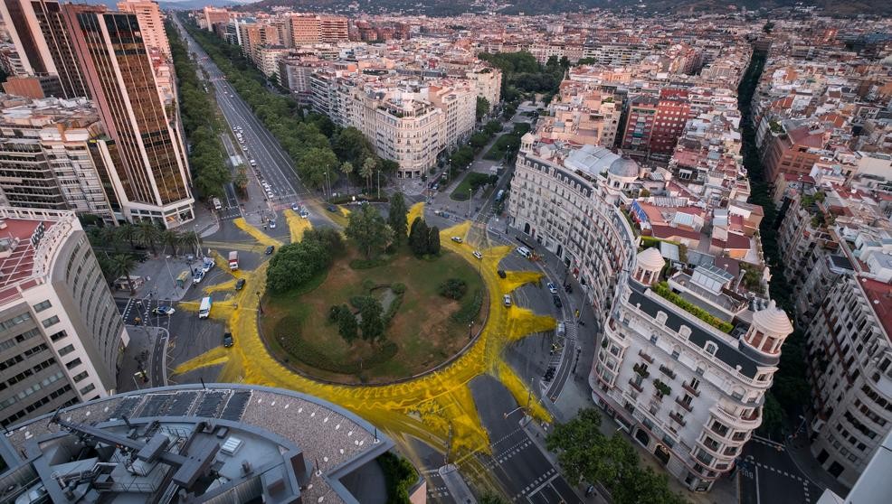 Barcelona amaneció con un gran sol pintado en una de las rotondas más transitadas de la ciudad | Internacionales
