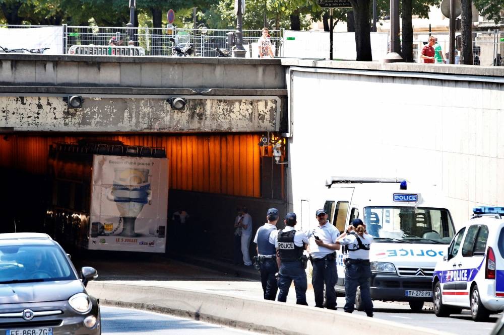 Bus turístico de París quiso pasar por un túnel muy bajo, se quedó atascado y hay al menos cuatro heridos | Internacionales