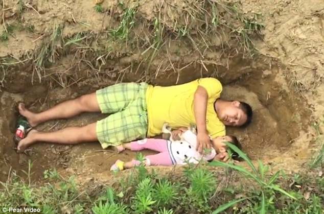 China: un padre cavó una tumba y lleva a su hija con una enfermedad grave para que se "prepare para la muerte" | Curiosidades