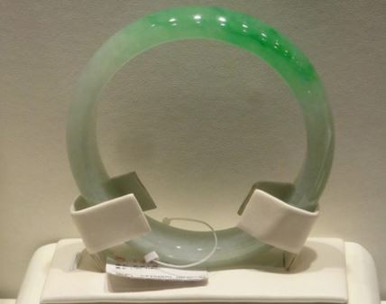 Video: Una mujer se desmaya tras romper una pulsera de 44.000 dólares | Internacionales