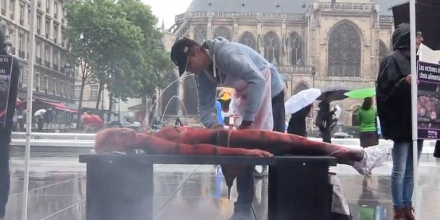 Un grupo de veganos hizo un "asado humano" en París para protestar por el consumo de carne | Curiosidades