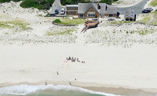 EE.UU.: un gobernador cerró una playa al público y lo fotografiaron cuando tomaba sol con su familia | Internacionales
