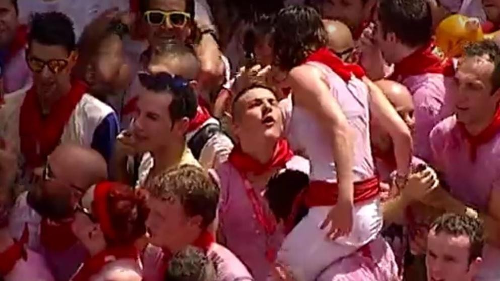 Video: así enfrenta una chica los manoseos en plena fiesta de San Fermín | Internacionales