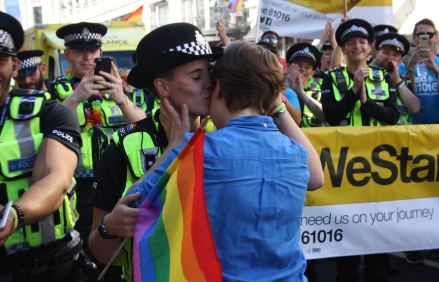El emotivo momento en que la novia de una policía le pide matrimonio en la marcha del Orgullo en Londres | Redes