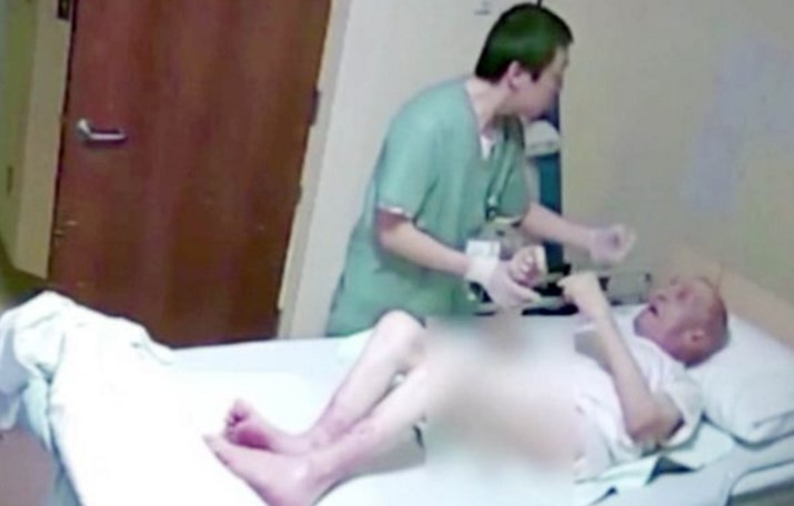 Indignante: una cámara oculta captó cómo un enfermero golpeaba a un anciano con Alzheimer | Internacionales