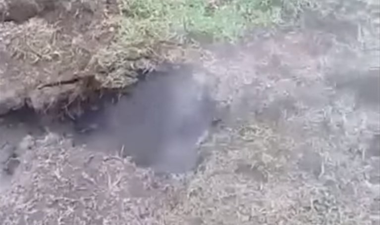 ¿El piso es lava? Se calentó la tierra en una cancha de fútbol en México y podría ser el nacimiento de un volcán | Internacionales