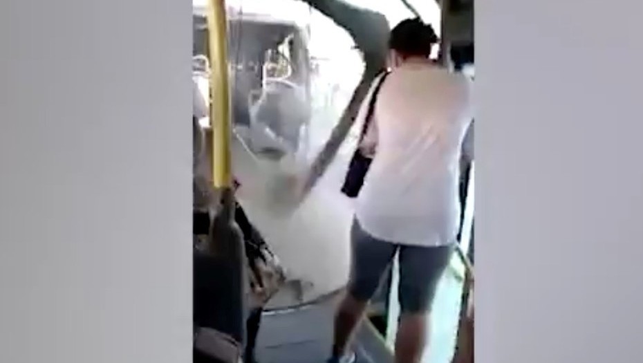 Video: el increíble momento en el que un colectivo se parte al medio en Brasil | Curiosidades
